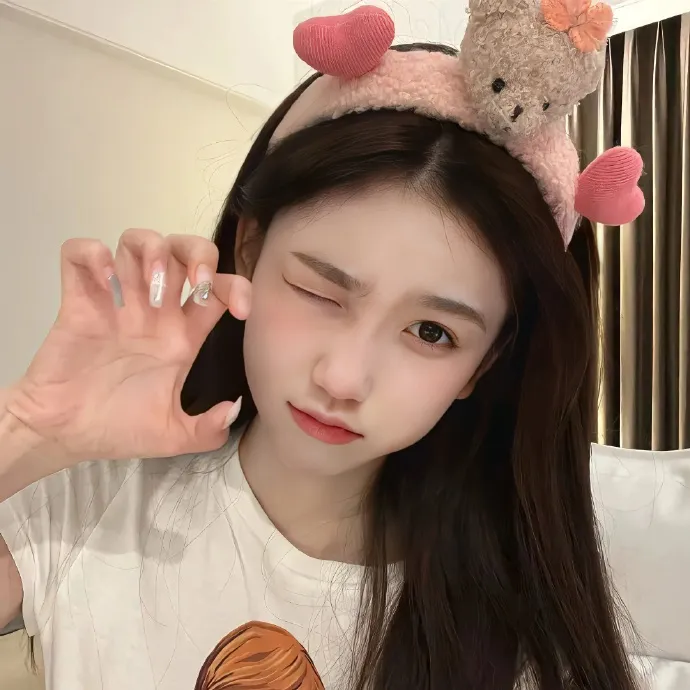 豪宅门口实拍：一线女星深夜密会神秘女子，经纪人连夜公关